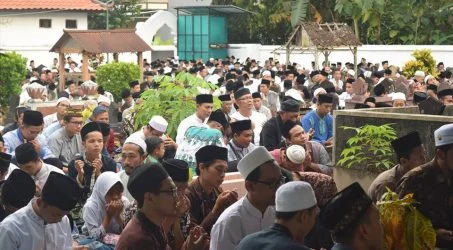 Ziarah Maqbaroh dalam Haul KH. Ali Maksum ke-28