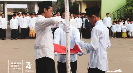 Santri Almunawwir Selenggarakan Upacara Peringati HUT Ke-74 Negara Kesatuan Republik Indonesia