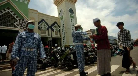 Hukum Menggunakan Hand Sanitizer (Yang Mengandung Alkohol) Untuk Sholat