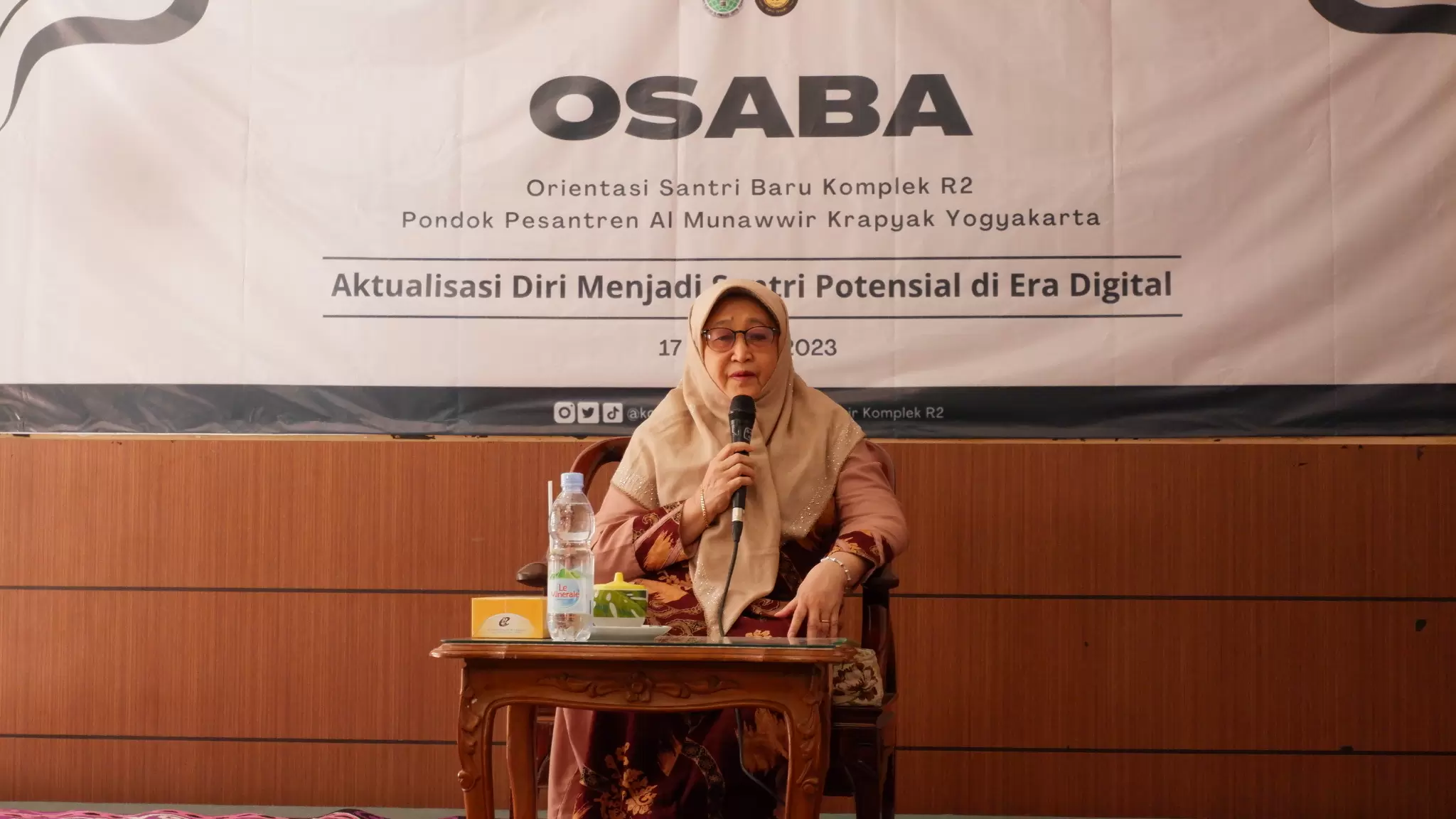 Ibu Nyai Hj. Ida Fatimah Zainal sedang memberikan sambutan kepada para peserta OSABA.